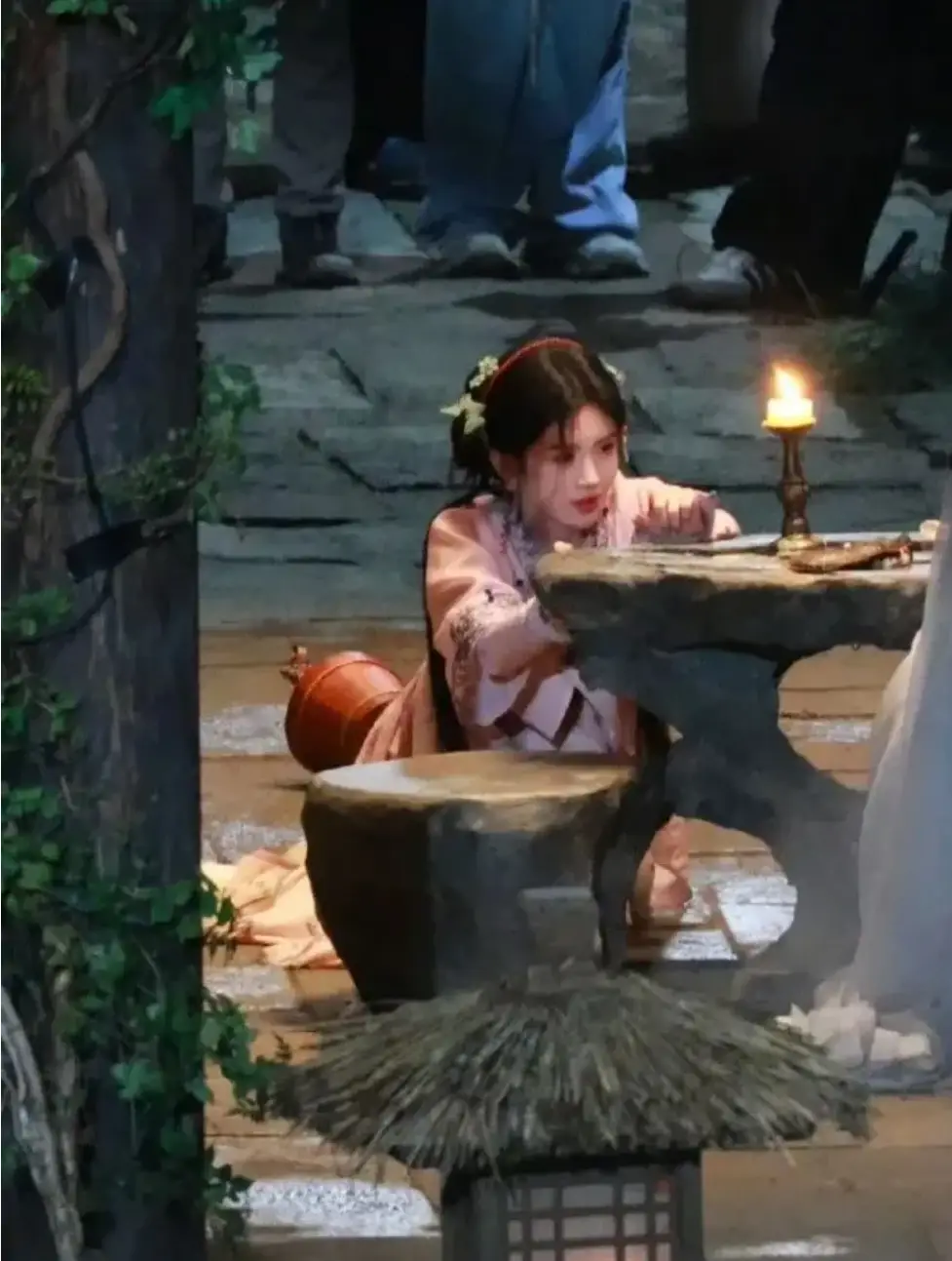 鞠婧祎《来战》片场惊魂，下巴猛撞意外瞬间曝光！