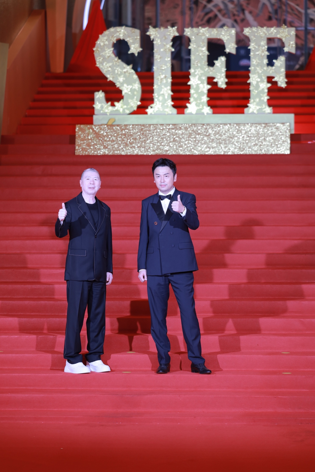 《抓特务》红毯仅见冯小刚雷佳音，双人亮相成金爵焦点