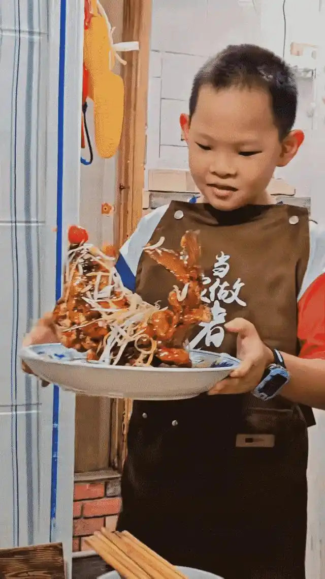 山城九岁小灶神惊艳出手，巧妙还原《欢迎来龙餐馆》招牌美味