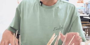 谢霆锋重庆小馆尝串串香，辣味十足超满足