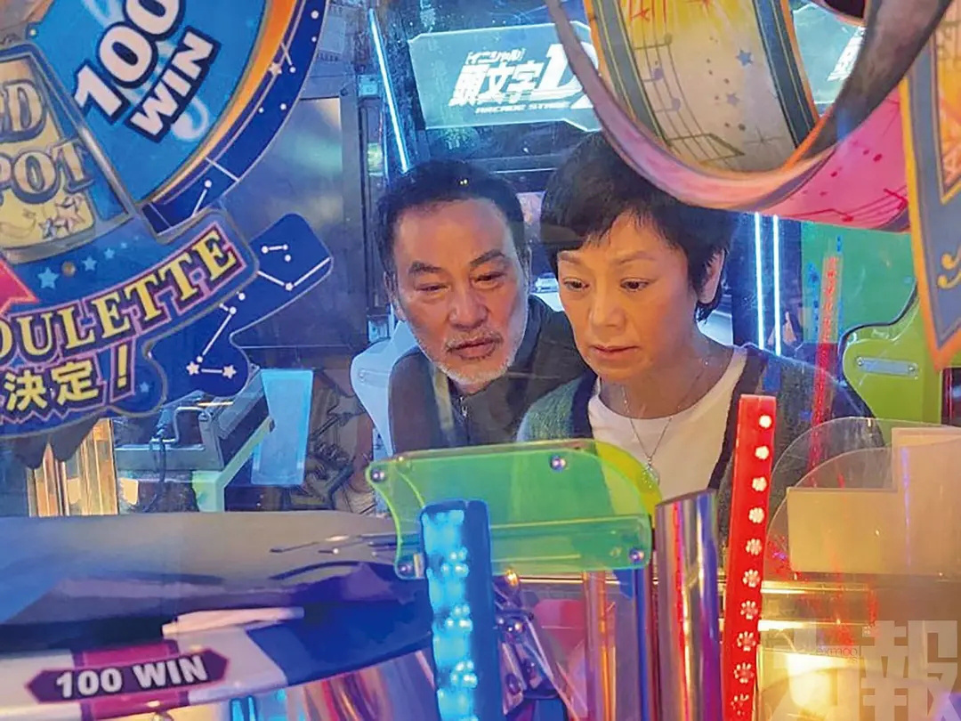 聚焦香港霓虹灯牌的预告片曝光，由张艾嘉主演的电影《灯火阑珊》惊艳登场