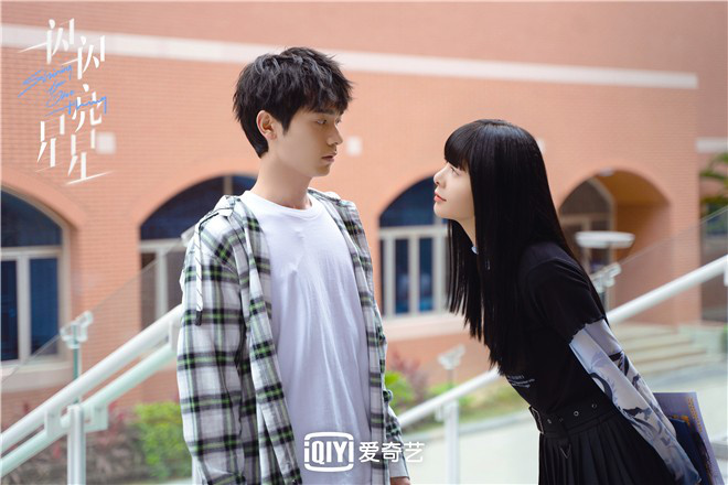 张佳宁和屈楚萧主演的校园恋爱剧《一闪一闪亮星星》正式开播