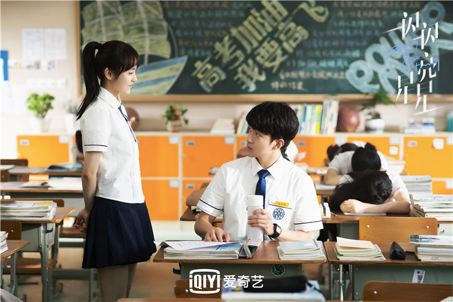 张佳宁和屈楚萧主演的校园恋爱剧《一闪一闪亮星星》正式开播