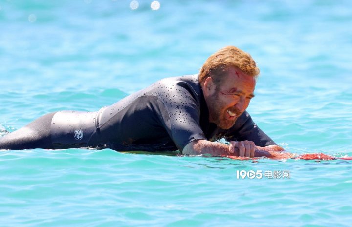 尼古拉斯·凯奇冲浪戏中受润湿的身躯展现出59岁的健康体魄