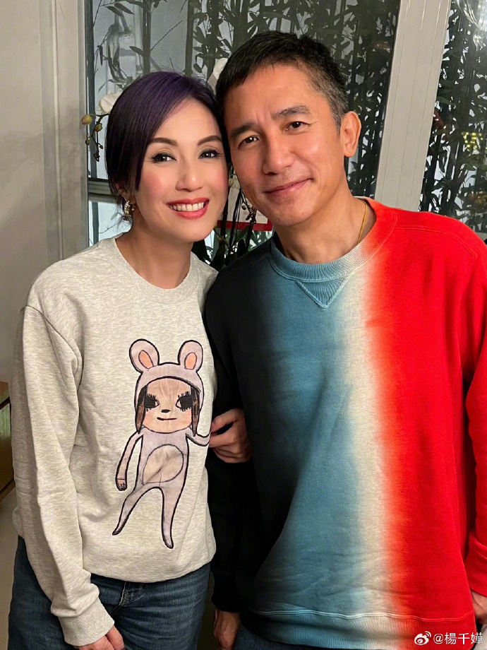 杨千嬅晒与梁朝伟重现合照，二十年前共同出演《行运超人》