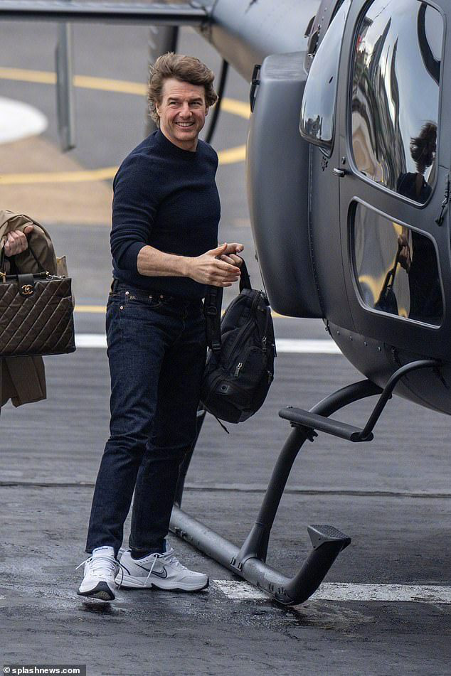 《碟中谍8》恢复制片 奔赴片场的飞行达人汤姆·克鲁斯驾驶直升机