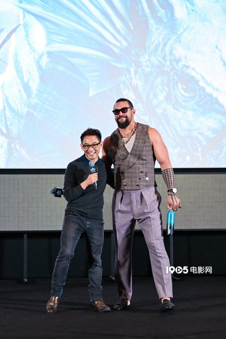 《海王2》主创造访上海！杰森·莫玛在蓝色毯上向粉丝献技