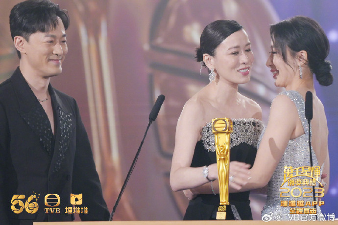 佘诗曼又一次夺得TVB视后。《新闻女王》荣获八项大奖。