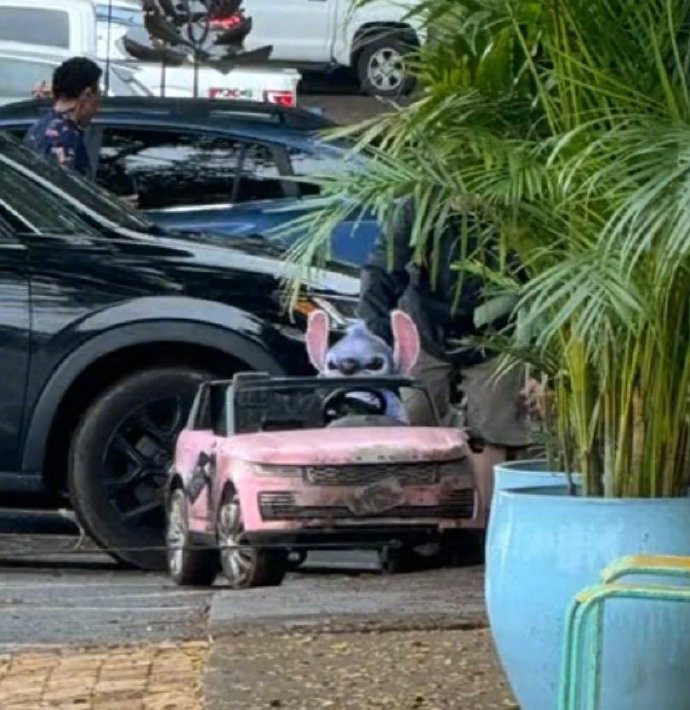 《星际宝贝》现场照片曝光：史迪奇驾驶芭比粉色豪车