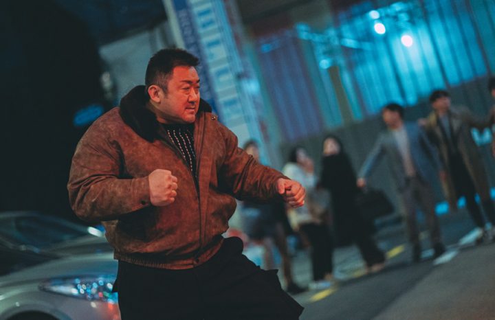 马东锡的新作《犯罪都市4》即将上映，4月24日在韩国公映，海报和剧照已曝光。