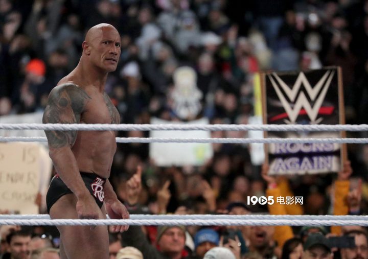 巨石强森参加摔跤赛为新片热身，并入选WWE名人堂