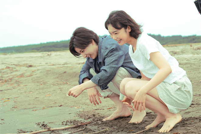 《不能说的秘密》剧照：京本大我和古川琴音的海边约会-1