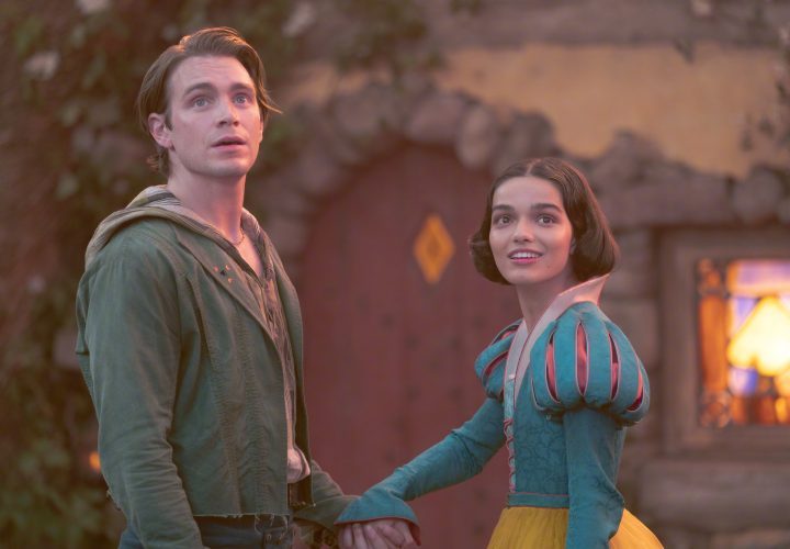 揭秘真人《白雪公主》剧照：邪恶王后、公主身高对比-1