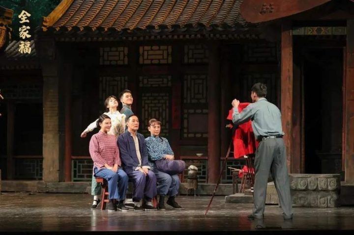 话剧《全家福》：烟火温情展现-2