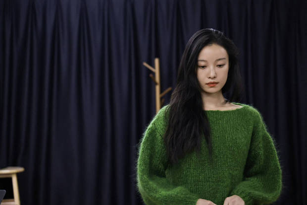 倪妮金边眼镜配绿毛衣 散发独特气质-3