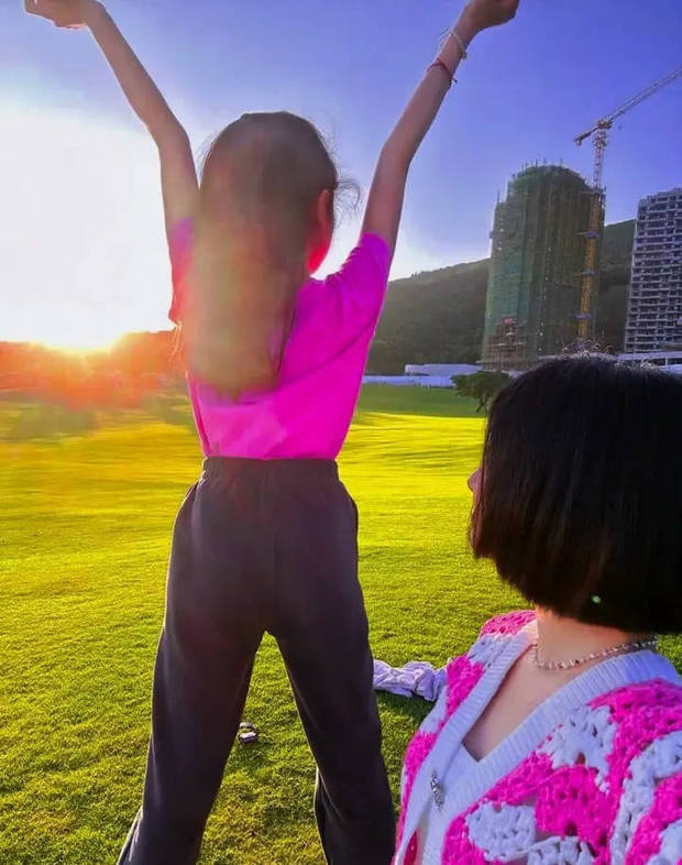 《马伊琍大女儿为妹妹庆生》文章标题改写为：大女儿马伊琍为妹妹庆生-3