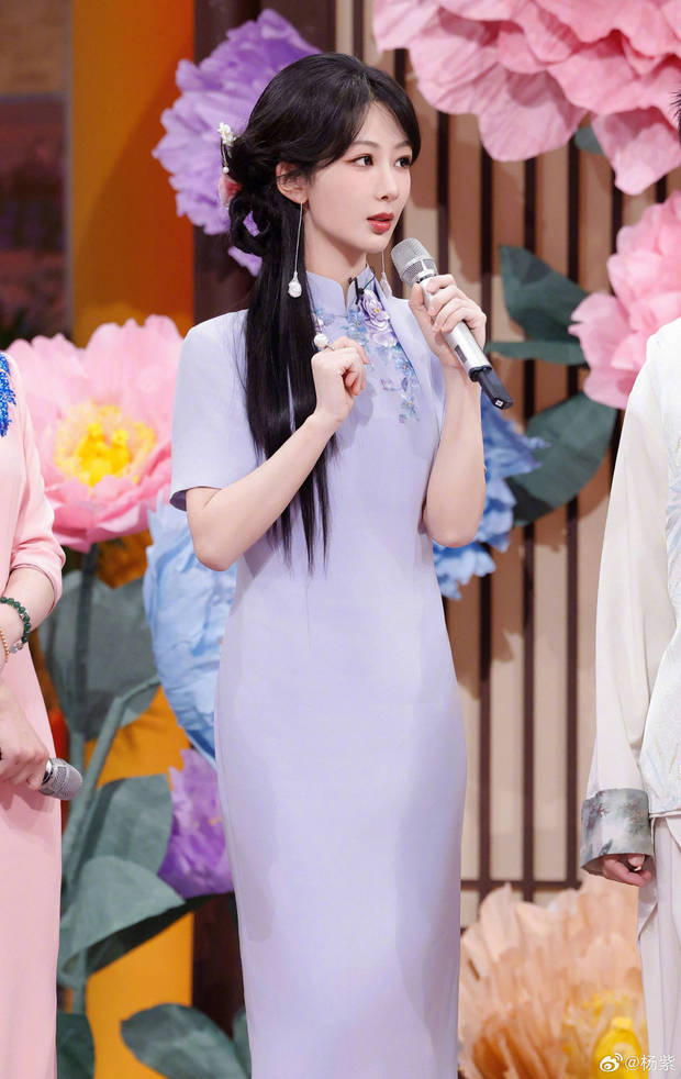杨紫着紫旗袍，身姿优雅步态轻盈-4