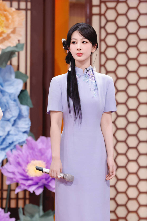 杨紫着紫旗袍，身姿优雅步态轻盈-2