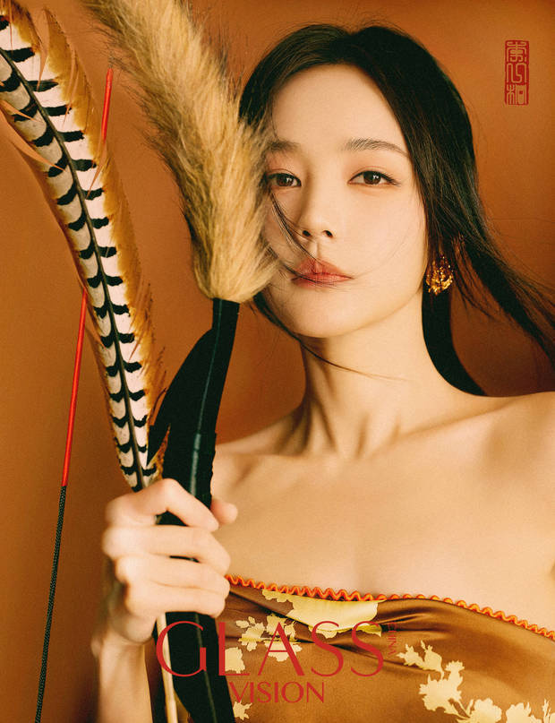 朱茵、林依晨、李一桐：三代《黄蓉》杂志同框-4