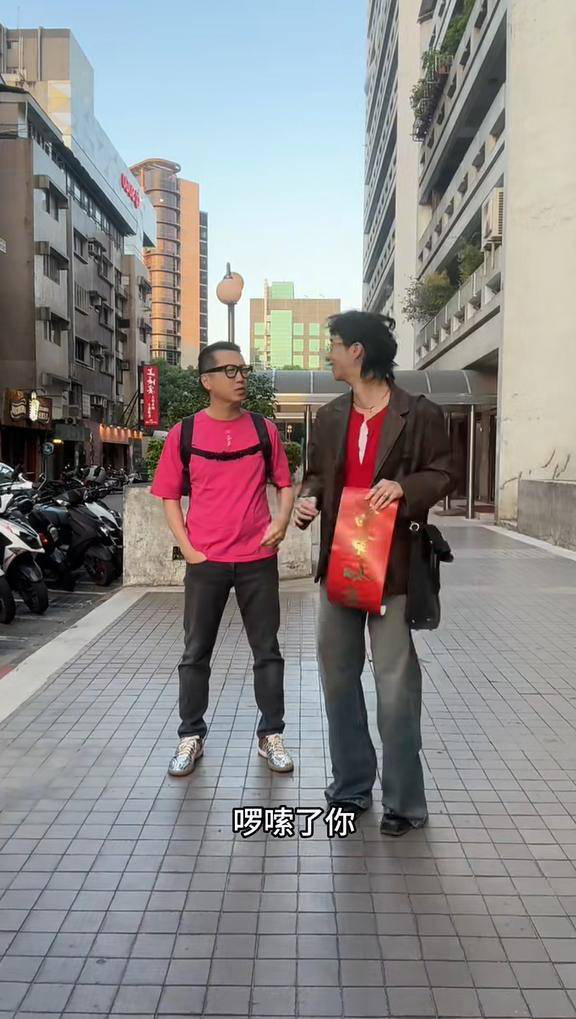 63岁庾澄庆携22岁子拜年：嘴上吐槽，眼中宠溺-4