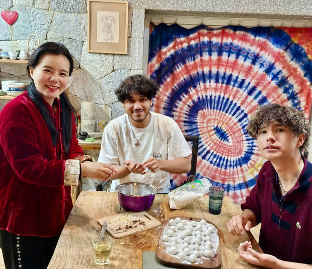 龚琳娜带儿子同学共度春节，温馨包汤圆-1