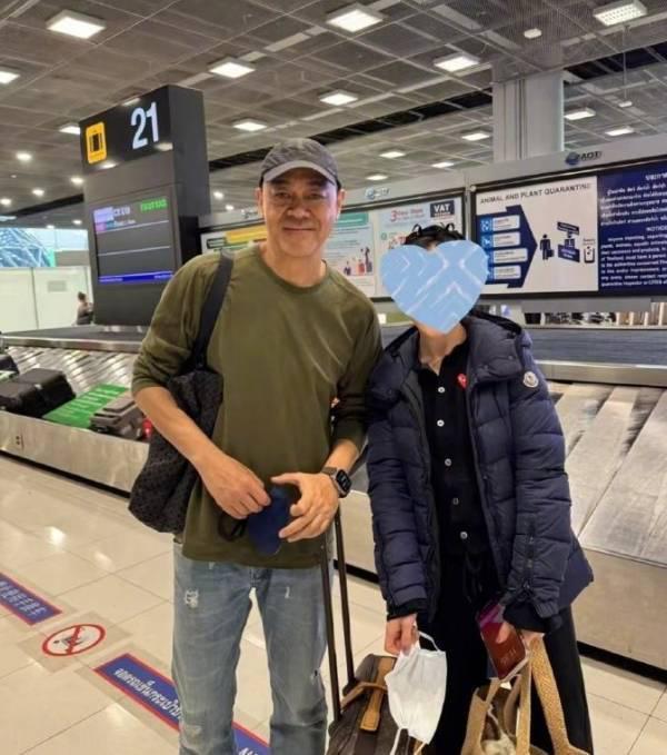 曼谷机场巧遇刘青云，低调时尚破洞裤-1