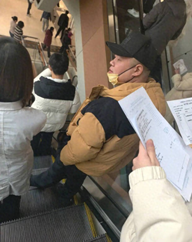 偶遇岳云鹏：北京医院戴口罩，状态佳-1