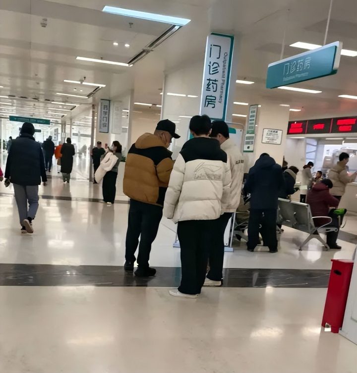 偶遇岳云鹏：北京医院戴口罩，状态佳-1