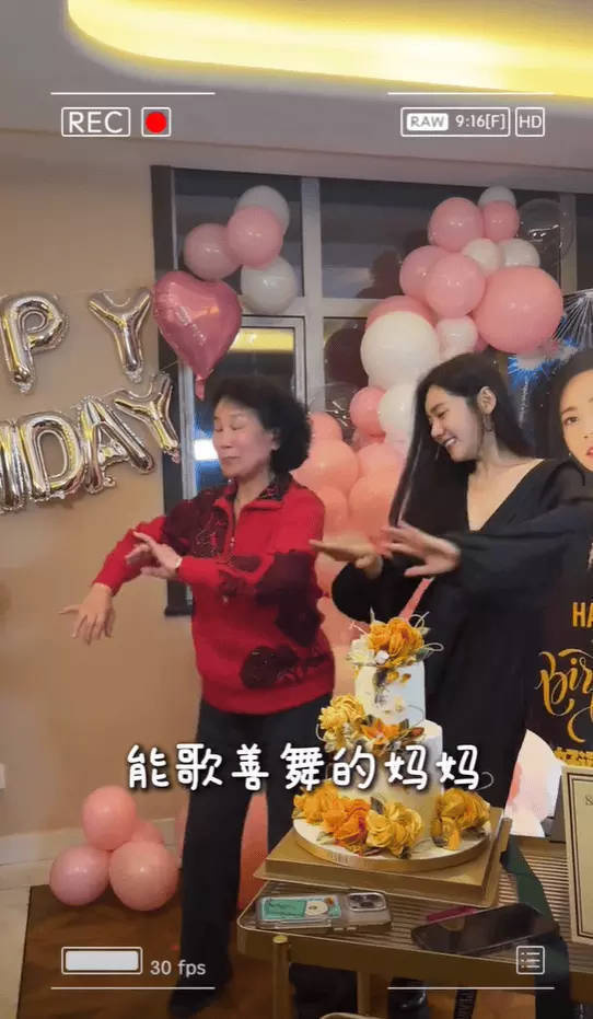 秋瓷炫生日：于晓光父母举办宴会，全家扭秧歌乐融融-1