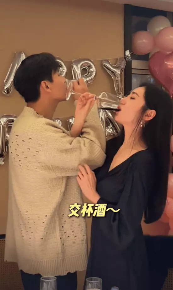 秋瓷炫生日：于晓光父母举办宴会，全家扭秧歌乐融融-3