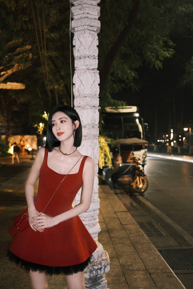 孟子义元宵营业照：红裙吊带裙彰显明艳魅力-1