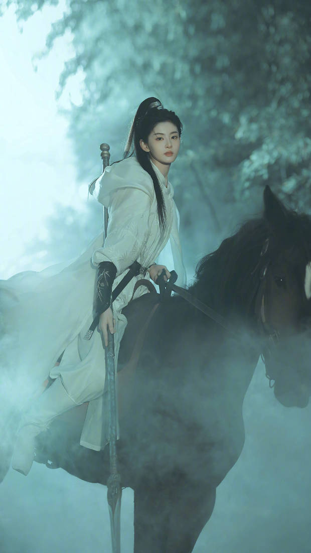 赵晴执剑跨马，尽显女将风采-1