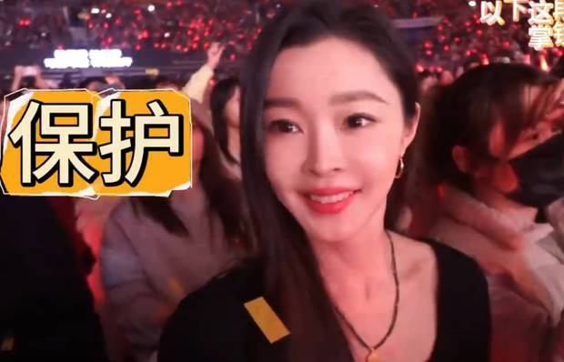 宋轶温柔气质，荧光棒挥舞单依纯演唱会-2