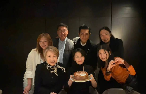 49岁梁咏琪生日派对：古天乐等好友共庆，状态满分-1
