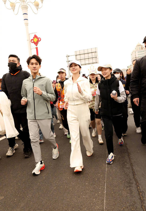赵雅芝与子黄恺杰共跑马拉松 白衣造型吸睛-1