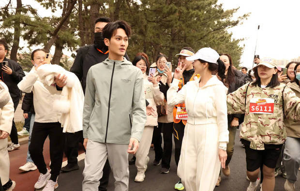 赵雅芝与子黄恺杰共跑马拉松 白衣造型吸睛-3