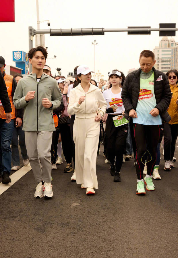 赵雅芝与子黄恺杰共跑马拉松 白衣造型吸睛-4