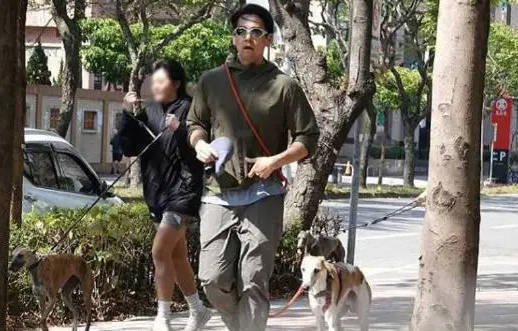 彭于晏新恋情传闻遭经纪人否认：仅遛狗之交-2
