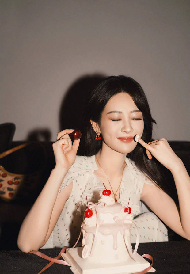 杨紫《粉色吊带》俏皮亮相，甜笑展温柔-2