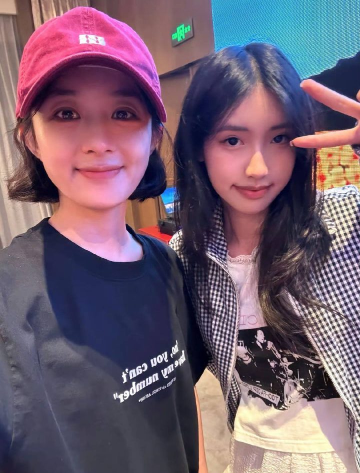 冯导女儿晒与赵丽颖合照，展现青春活力-1