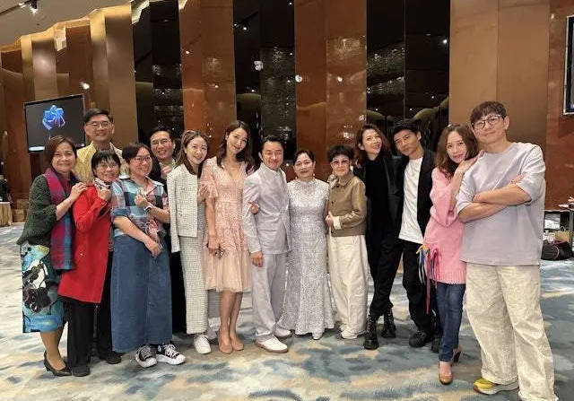 王祖蓝出席妹妹婚礼，银色礼服难掩喜悦之情-1