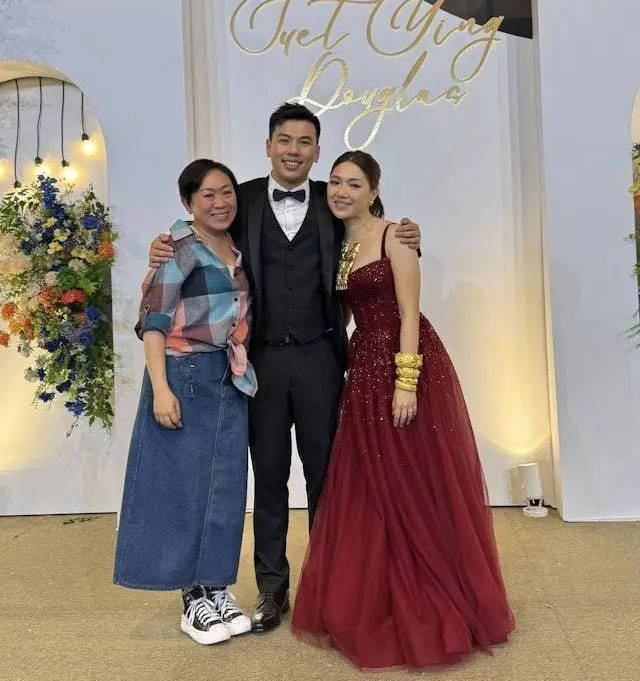 王祖蓝出席妹妹婚礼，银色礼服难掩喜悦之情-2
