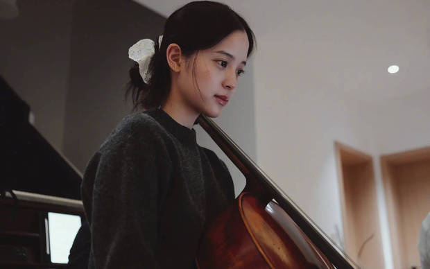 欧阳娜娜拉大提琴：专注展现少女灵动魅力-4