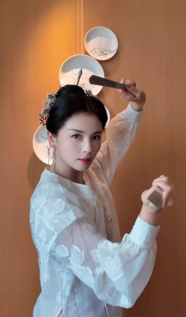 “三条簪”下的刘涛：侠女风范与坚毅眼神-4
