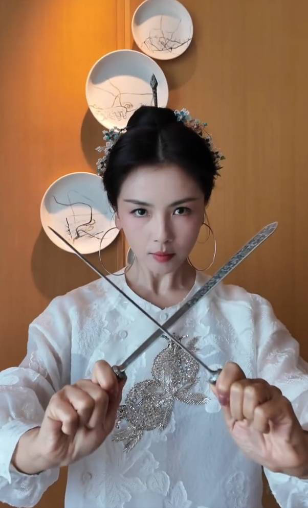 “三条簪”下的刘涛：侠女风范与坚毅眼神-1