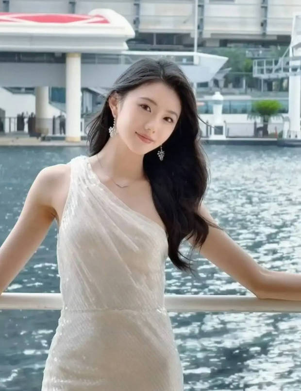 刘浩存白裙造型显高级，怼脸镜头光彩照人-1