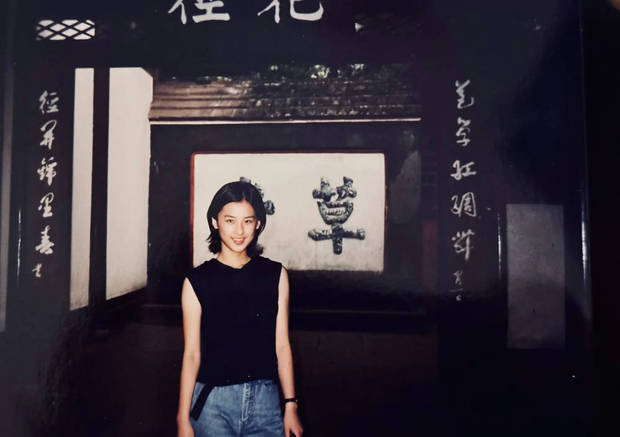 15岁黄圣依《黑坎肩》旧照：青涩灵动，颜值爆表-1