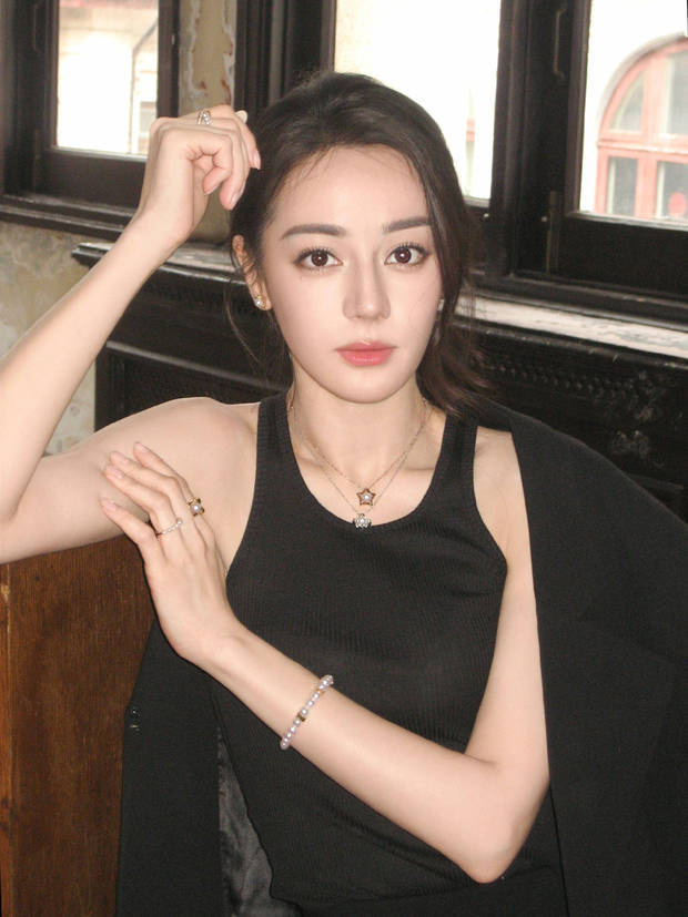 迪丽热巴：黑色背心演绎“酷飒与柔美”极简风-1