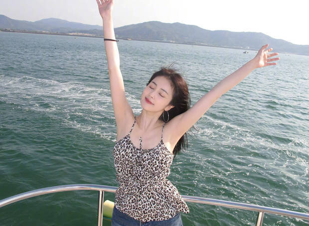白鹿豹纹吊带 海上怡然自得-2