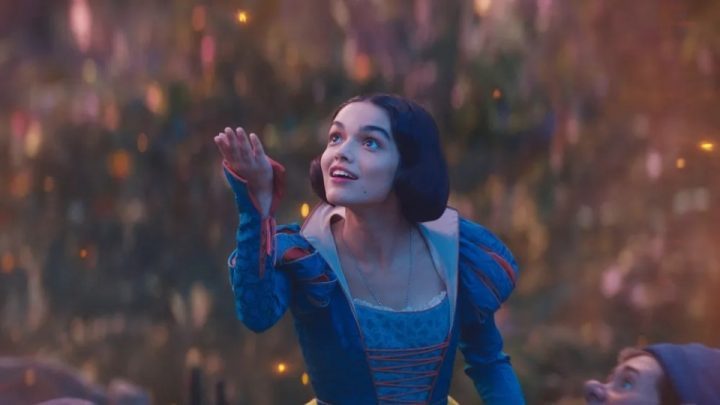 《白雪公主》成本曝光：迪士尼新片耗资超3.5亿

解释：
1. 保留了书名号内的内容《白雪公主》
2. 将“震惊！外媒爆料”简化为“成本曝光”，同时传达了原意
3. 将“总成本超过3.5亿美元”简化为“耗资超3.5亿”，使标题更加简洁
4. 标题总字数为21个字，符合要求-1